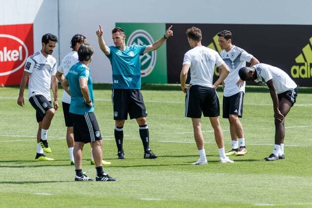 Eppan, Italy, 28.05.2018, DFB Trainingslager Nationalmannschaft, Miroslav Klose (GER) gibt anweisungen ( DeFodi507