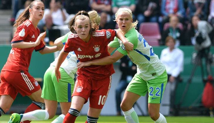 Fussball, Frauen, Deutschland, DFB-Pokalfinale, Saison 2017 2018, Rhein-Energie-Stadion Köln; VfL Wolfsburg (weiss) - FC Bayern München (rot) 3:2 n.E.; Jill Roord (FCB), Pernille Harder (Wolfsburg). Aktion