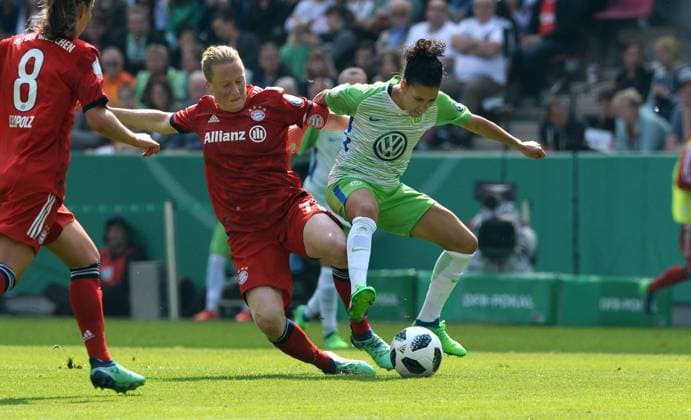 Fussball, Frauen, Deutschland, DFB-Pokalfinale, Saison 2017 2018, Rhein-Energie-Stadion Köln; VfL Wolfsburg (weiss) - FC Bayern München (rot) 3:2 n.E.; Melanie Behringer (FCB), Claudia Neto (Wolfsburg). Aktion