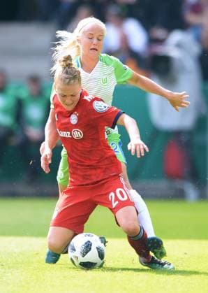 Fussball, Frauen, Deutschland, DFB-Pokalfinale, Saison 2017 2018, Rhein-Energie-Stadion Köln; VfL Wolfsburg (weiss) - FC Bayern München (rot) 3:2 n.E.; Leonie Maier (FCB), Pernille Harder (Wolfsburg). Aktion