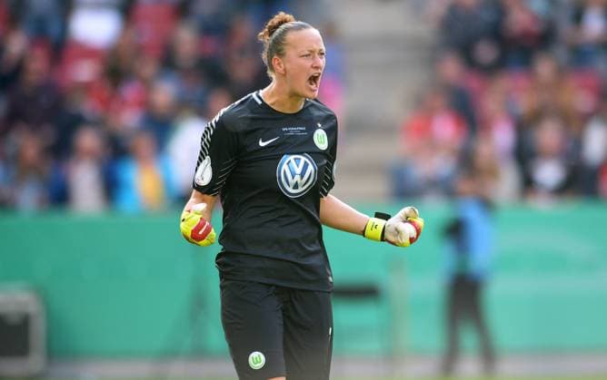 Fussball, Frauen, Deutschland, DFB-Pokalfinale, Saison 2017 2018, Rhein-Energie-Stadion Köln; VfL Wolfsburg (weiss) - FC Bayern München (rot) 3:2 n.E.; Jubel Almuth Schult (Wolfsburg). Jubel, Freude, Aktion.