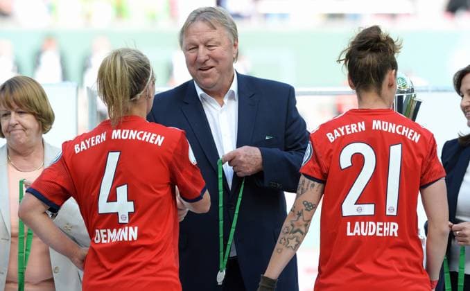 Fussball, Frauen, Deutschland, DFB-Pokalfinale, Saison 2017 2018, Rhein-Energie-Stadion Köln; VfL Wolfsburg (weiss) - FC Bayern München (rot) 3:2 n.E.; Horst Hrubesch überreicht Kristin Demann (FCB) und Simone Laudehr (FCB) die Silbermedaille.
