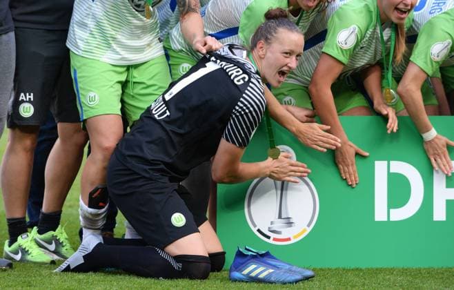 Fussball, Frauen, Deutschland, DFB-Pokalfinale, Saison 2017 2018, Rhein-Energie-Stadion Köln; VfL Wolfsburg (weiss) - FC Bayern München (rot) 3:2 n.E.; Jubel Almuth Schult (Wolfsburg). Jubel, Freude, Aktion.