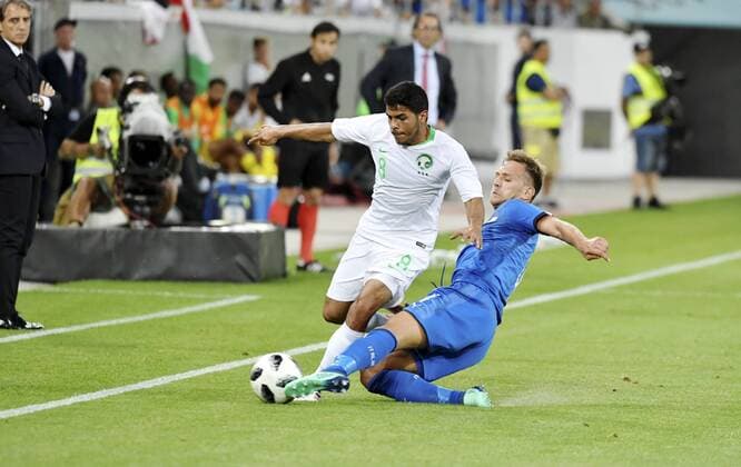 28.05.2018 St.Gallen ,Schweiz Fussball Herren Saison 2017 2018 Testspiel Italien - Saudi Arabien. Bild zeigt : 4 Domenico Criscito (Italien) gegen 8 Yahia Alshehri (Saudi-Arabien Aktion Zweikampf