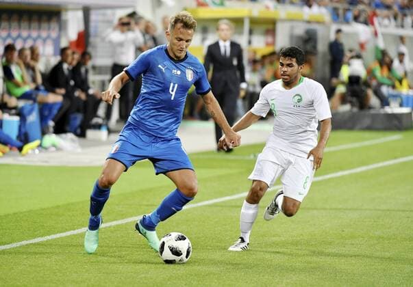 28.05.2018 St.Gallen ,Schweiz Fussball Herren Saison 2017 2018 Testspiel Italien - Saudi Arabien. Bild zeigt : 4 Domenico Criscito (Italien) gegen 8 Yahia Alshehri (Saudi-Arabien Aktion Zweikampf