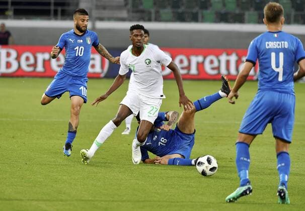 28.05.2018 St.Gallen ,Schweiz Fussball Herren Saison 2017 2018 Testspiel Italien - Saudi Arabien. Bild zeigt : 16. Lorenzo Pellegrini (Irtalien) gegen 27 Mohamed Kanoo (Saudi-Arabien Aktion Zweikampf