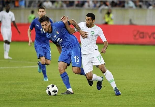 28.05.2018 St.Gallen ,Schweiz Fussball Herren Saison 2017 2018 Testspiel Italien - Saudi Arabien. Bild zeigt : 16. Lorenzo Pellegrini (Irtalien) gegen 17 Aljassam Taiseer (Saudi-Arabien Aktion Zweikampf