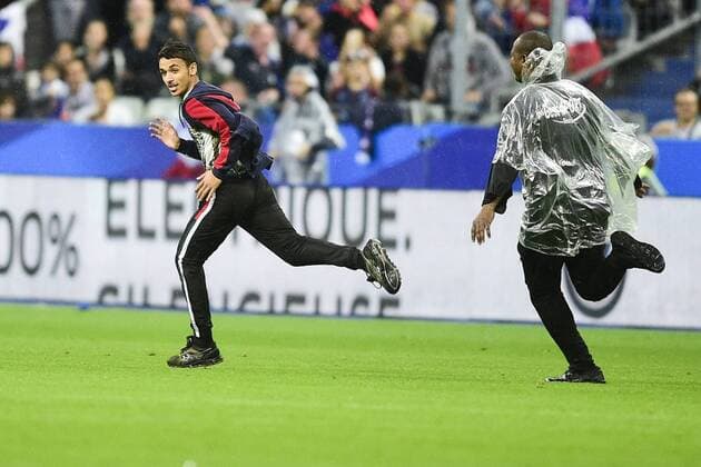 un supporter court sur la pelouse course par la securite FOOTBALL : echauffement - France vs Eire - Match Amical - 28 05 2018 JBAutissier Panoramic 