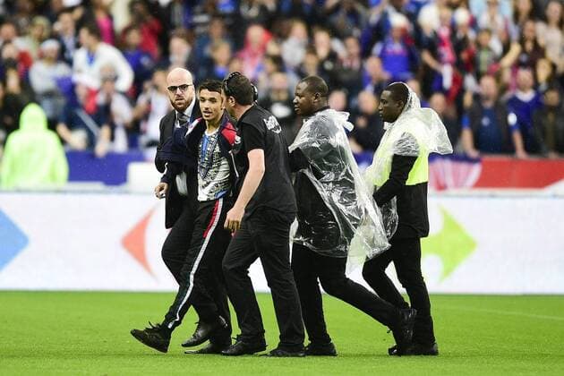 un supporter court sur la pelouse course par la securite FOOTBALL : echauffement - France vs Eire - Match Amical - 28 05 2018 JBAutissier Panoramic 