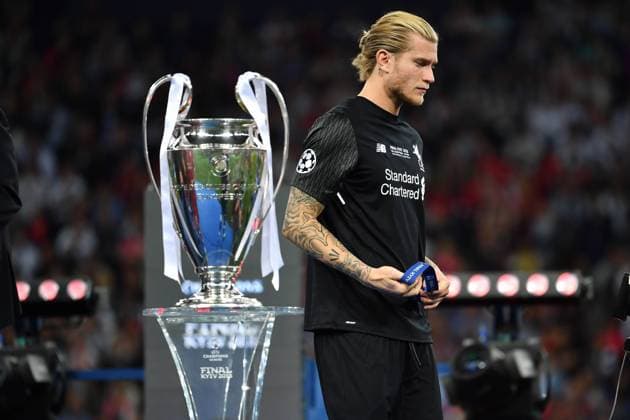 Loris KARIUS (Torwart Liverpool) geht am Pokal vorbei,Cup,Trophaee,Siegerehrung, Enttaeuschung,Frust,enttaeuscht, frustriert,niedergeschlagen, Fussball Champions League Finale 2018 Real Madrid-FC Liverpool 3-1, Saison2017 18, am 26.05.2018, Stadion NSK Olimpiyskyi *** Loris KARIUS Goalkeeper Liverpool passes the Cup Cup Trophaee Award ceremony Disappointment Frustration disappointed Frustrated Depressed Football Champions League Final 2018 Real Madrid Liverpool 3 1 Season2017 18 at 26 05 2018 Stadion NSK Olimpiyskyi