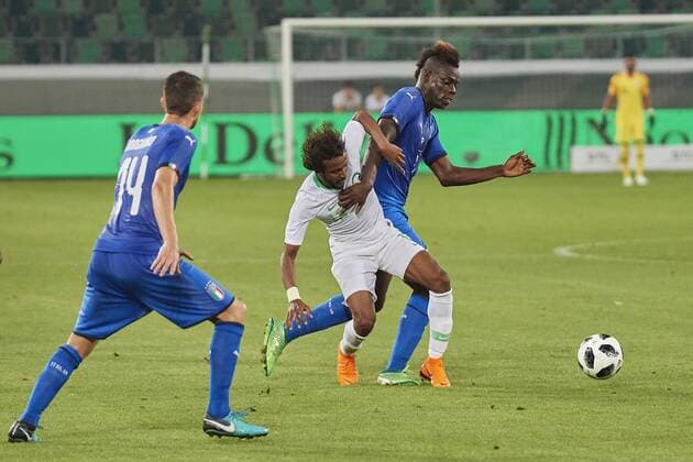 Football International Friendly Länderspiel match Italy vs. Saudi Arabia. St. Gallen, Switzerland St. Gallen, Switzerland. 28th May 2018. Mario Balotelli and Yasir Alshahrani during the football World Cup 2018 preparation match Italy vs. Saudi Arabia in St. Gallen. The national team Nationalteam from Saudi Arabia is using the game to prepare for the 2018 FIFA World Cup WM Weltmeisterschaft Fussball final tournament in Russia while Italy did not qualify for the World Cup finals.