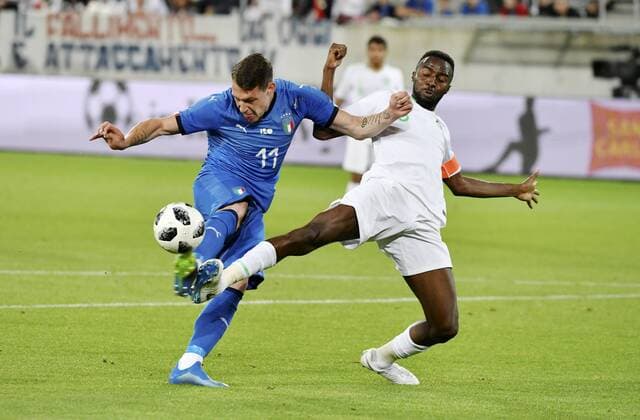 28.05.2018 St.Gallen ,Schweiz Fussball Herren Saison 2017 2018 Testspiel Italien - Saudi Arabien. Bild zeigt : Andrea Belotti (Italien) gegen 3 Osama Hawsawi (Saudi Arabien) Aktion Zweikampf