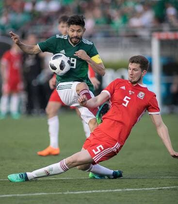 May 28, 2018 - Los Angeles, California, U.S - Oribe Peralta 19 of the national team Nationalteam of Mexico is blocked by Chris Mepham 5 of the national team of Wales during their international match Länderspiel on Monday, May 28, 2018 at the Rose Bowl in Pasadena, California. Mexico vs. Wales - ZUMAp124 20180528_zaa_p124_506 Copyright: xJavierxRojasx