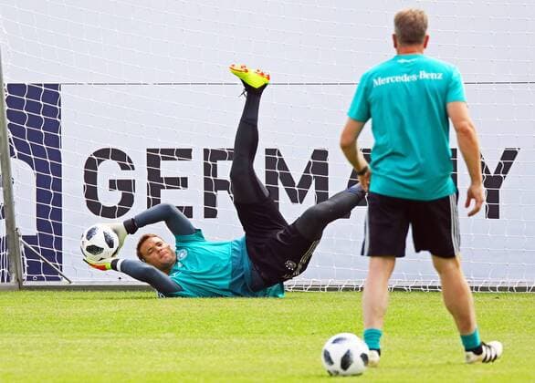 Bilder des Tages - SPORT Torwart Manuel Neuer (Deutschland Germany) mit Torwarttrainer Andreas Koepke (Deutschland Germany) - 29.05.2018: Training der Deutschen Nationalmannschaft zur WM-Vorbereitung in der Sportzone Rungg in Eppan Südtirol