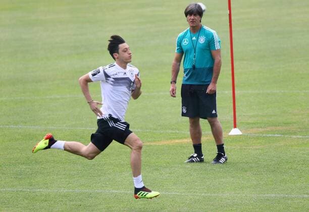 Bundestrainer Joachim Loew (Deutschland Germany) sieht Mesut Oezil (Deutschland Germany) beim Laufen zu - 29.05.2018: Training der Deutschen Nationalmannschaft zur WM-Vorbereitung in der Sportzone Rungg in Eppan Südtirol