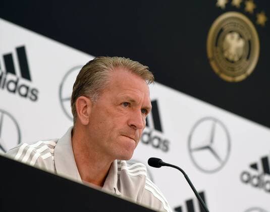 Bilder des Tages - SPORT 29.05.2018, Fussball Deutsche Nationalmannschaft, Trainingslager in Eppan (Südtirol) vor der WM 2018, Pressekonferenz mit Andreas Köpke und Mats Hummels. Andreas Köpke nachdenklich.