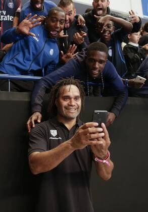 Christian Karembeu fait des selfies avec les spectateurs FOOTBALL : France 98 vs Academie United - 10ans Academie Bernard Diomede - 29 05 2018 GwendolineLeGoff Panoramic 