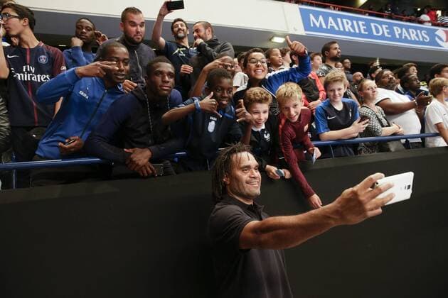 Christian Karembeu fait des selfies avec les spectateurs FOOTBALL : France 98 vs Academie United - 10ans Academie Bernard Diomede - 29 05 2018 GwendolineLeGoff Panoramic 