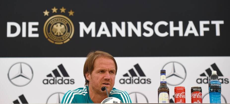 30.05.2018, Fussball Deutsche Nationalmannschaft, Trainingslager in Eppan (Südtirol) vor der WM 2018, Pressekonferenz mit Co-Trainer Thomas Schneider, Niklas Süle und Frank Kramer (Trainer U20). Co-Trainer Thomas Schneider (Deutschland) nachdenklich.