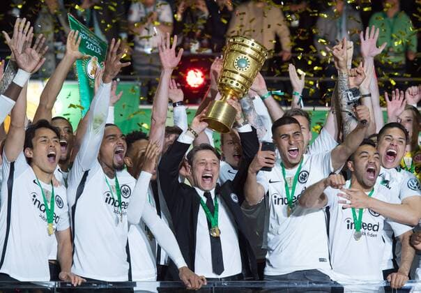 Siegerehrung: Cheftrainer Niko Kovac (FRA) streckt den Pokal in die Hoehe. Das Team von Eintracht Frankfurt ist Pokalsieger 2018. Fussball DFB-Pokal - Saison 2017 2018, 75. Pokalfinale: FC Bayern Muenchen - Eintracht Frankfurt im Olympiastadion in Berlin, Deutschland am 19.05.2018,