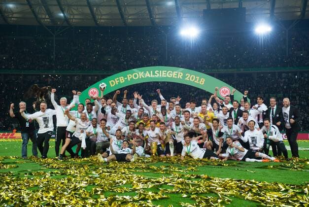 Siegerehrung: Eintracht Frankfurt beim Gruppenfoto mit dem Siegerpokal. Das Team von Eintracht Frankfurt ist Pokalsieger 2018. Fussball DFB-Pokal - Saison 2017 2018, 75. Pokalfinale: FC Bayern Muenchen - Eintracht Frankfurt im Olympiastadion in Berlin, Deutschland am 19.05.2018,