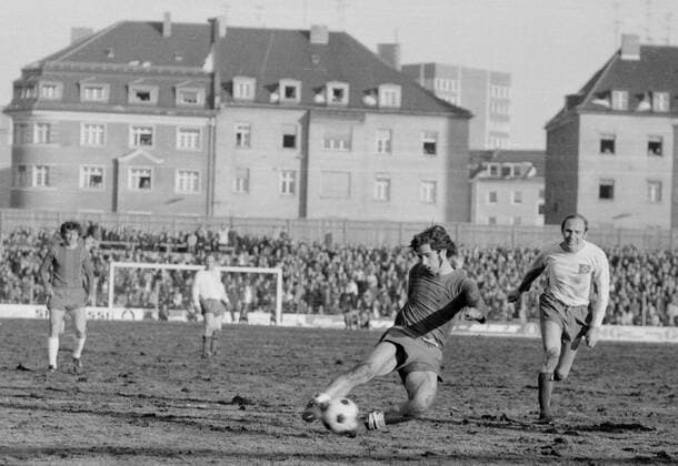Geschichtsbilder vom FC Bayern Gerd Müller schiesst ein Tor gegen den HSV München Deutschland Stadion an der Grünwalder Straße