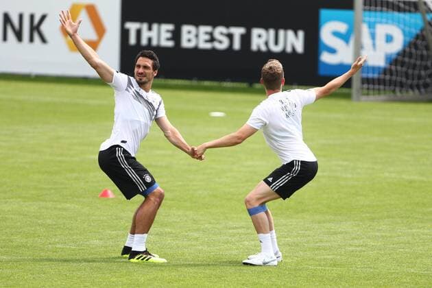 Bilder des Tages - SPORT Mats Hummels (Deutschland) und Matthias Ginter (Deutschland), Trainingslager der deutschen Nationalmannschaft, Fussball, WM Vorbereitung, 31.05.2018, Trainingslager der deutschen Nationalmannschaft, Fussball, WM Vorbereitung, 31.05.2018 Eppan Copyright: xEIBNER AlexanderxNeisx EP_ANS