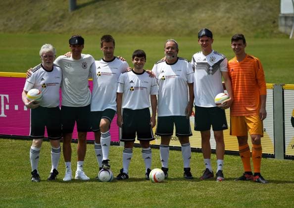 Bilder des Tages - SPORT 31.05.2018, Fussball Deutsche Nationalmannschaft, Trainingslager in Eppan (Südtirol) vor der WM 2018, Treffen von Müller und Ginter mit der Blindenfußball-Nationalmannschaft. Gruppenfoto. 2.v.li.n.re.: Thomas Müller (Deutschland), Alexander Fangmann (Kapitän der Blinden-Nationalmannschaft), Alican Pektas. 2.v.re.: Matthias Ginter (Deutschland).