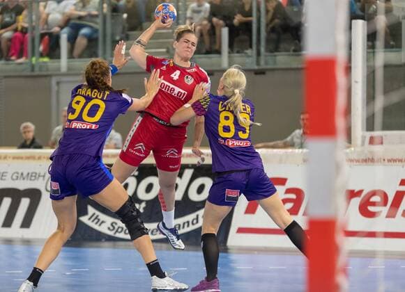31.05.2018, Tiroler Wasserkraft Arena, Innsbruck, AUT, IHF EM Qualifikation, Frauen, Oesterreich vs Rumaenien im Bild v.l.: Ana Maria Dragut (ROU), Beate Scheffknecht (AUT) und Laura Chiper (ROU) during IHF Womens European Championship EM Europameisterschaft Qualification match between Austria an Romania, at the Tiroler Wasserkraft Arena in Innsbruck, Austria on 2018 05 31. Innsbruck