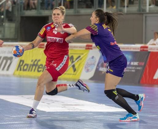 31.05.2018, Tiroler Wasserkraft Arena, Innsbruck, AUT, IHF EM Qualifikation, Frauen, Oesterreich vs Rumaenien im Bild v.l.: Beate Scheffknecht (AUT) und Eliza Iulia Buceschi (ROU) during IHF Womens European Championship EM Europameisterschaft Qualification match between Austria an Romania, at the Tiroler Wasserkraft Arena in Innsbruck, Austria on 2018 05 31. Innsbruck