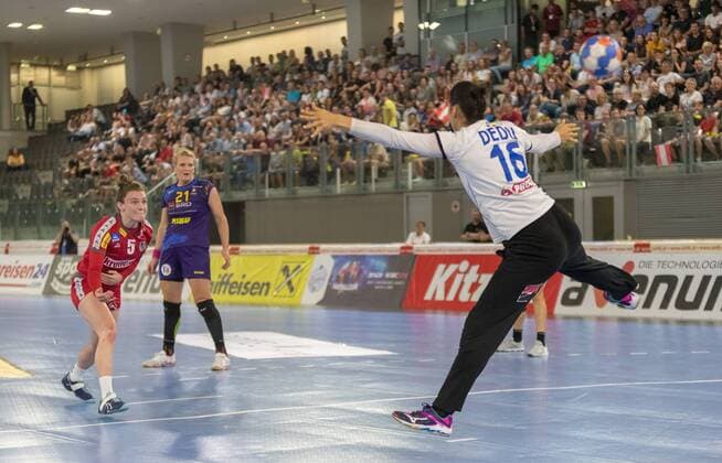 31.05.2018, Tiroler Wasserkraft Arena, Innsbruck, AUT, IHF EM Qualifikation, Frauen, Oesterreich vs Rumaenien im Bild v.l.: Sonja Frey (AUT) und Denisa-Stefania Dedu (ROU) during IHF Womens European Championship EM Europameisterschaft Qualification match between Austria an Romania, at the Tiroler Wasserkraft Arena in Innsbruck, Austria on 2018 05 31. Innsbruck