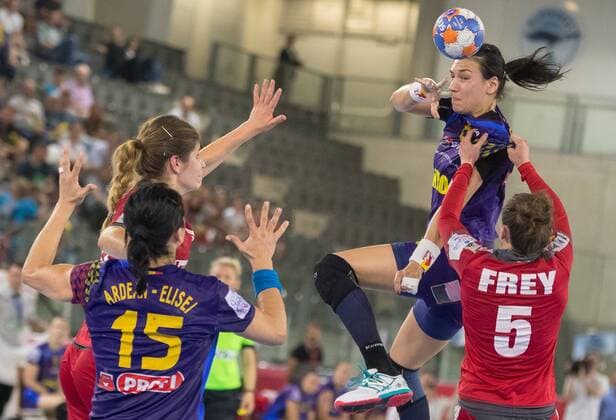 31.05.2018, Tiroler Wasserkraft Arena, Innsbruck, AUT, EHF EM Qualifikation, Frauen, Oesterreich vs Rumaenien im Bild v.l.: Patricia Kovacs (AUT), Valentina Neli Ardean Elisei (ROU), Cristina Georgiana Neagu (ROU) und Sonja Frey (AUT) during EHF Womens European Championship EM Europameisterschaft Qualification match between Austria an Romania, at the Tiroler Wasserkraft Arena in Innsbruck, Austria on 2018 05 31. Innsbruck