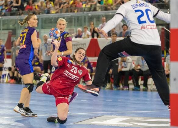 31.05.2018, Tiroler Wasserkraft Arena, Innsbruck, AUT, EHF EM Qualifikation, Frauen, Oesterreich vs Rumaenien im Bild v.l.: Raluca Elena Bacaoanu (ROU), Laura Chiper (ROU), Josefine Huber (AUT) und Yuliya Dumanska (ROU) during EHF Womens European Championship EM Europameisterschaft Qualification match between Austria an Romania, at the Tiroler Wasserkraft Arena in Innsbruck, Austria on 2018 05 31. Innsbruck