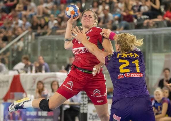 31.05.2018, Tiroler Wasserkraft Arena, Innsbruck, AUT, EHF EM Qualifikation, Frauen, Oesterreich vs Rumaenien im Bild v.l.: Beate Scheffknecht (AUT) und Crina Elena Pintea (ROU) during EHF Womens European Championship EM Europameisterschaft Qualification match between Austria an Romania, at the Tiroler Wasserkraft Arena in Innsbruck, Austria on 2018 05 31. Innsbruck
