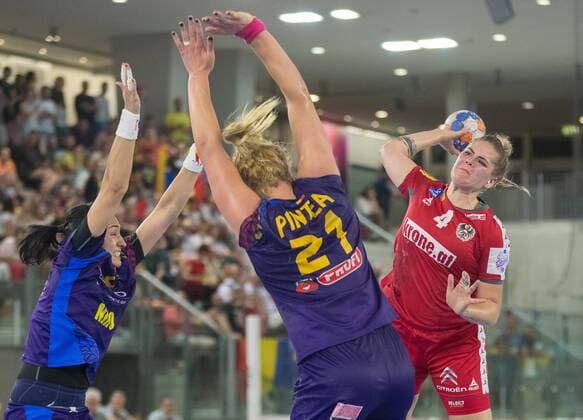 31.05.2018, Tiroler Wasserkraft Arena, Innsbruck, AUT, EHF EM Qualifikation, Frauen, Oesterreich vs Rumaenien im Bild v.l.: Cristina Georgiana Neagu (ROU), Crina Elena Pintea (ROU) und Beate Scheffknecht (AUT) during EHF Womens European Championship EM Europameisterschaft Qualification match between Austria an Romania, at the Tiroler Wasserkraft Arena in Innsbruck, Austria on 2018 05 31. Innsbruck
