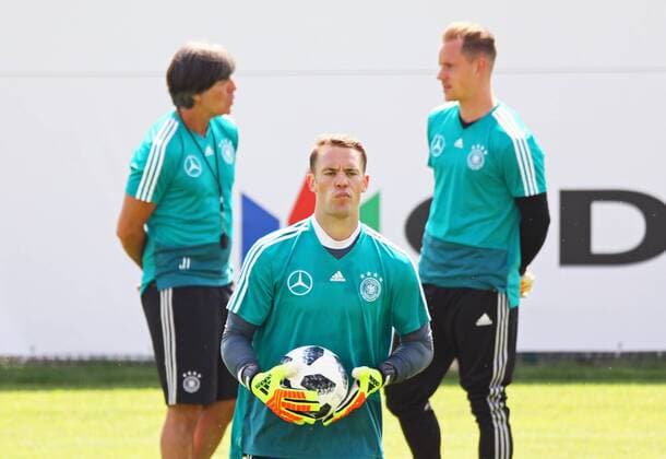 Bundestrainer Joachim Loew (Deutschland Germany) im Einzelgespräch mit Torwart Marc-Andre ter Stegen (Deutschland Germany), der hinter Torwart Manuel Neuer (Deutschland Germany, vorne) wohl die Nummer 2 ist und etwas unzufrieden wirkt - 01.06.2018: Training der Deutschen Nationalmannschaft zur WM-Vorbereitung in der Sportzone Rungg in Eppan Südtirol