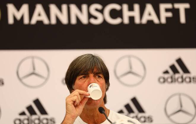 Bundestrainer Joachim Loew (Deutschland Germany) immer noch unschlüssig bei der Nominierung der Mannschaft für die WM - 01.06.2018: Pressekonferenz der Deutschen Nationalmannschaft zur WM-Vorbereitung in der Sportzone Rungg in Eppan Südtirol