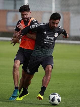 Mexican soocer players Oribe Peralta (L) and Oswaldo Alanís (R) train at the High Performance Center in Mexico City, Mexico, on 1 June 2018, before the friendly match against Scotland at the Azteca stadium and where they will say goodbye to their fans and the list of 23 figures that will play the 2018 World Cup will be defined. Mexico says goodbye to their fans with a match against Scotland !ACHTUNG: NUR REDAKTIONELLE NUTZUNG!  Copyright: xJoséxMéndezx MEX01 20180602-636635070256304249