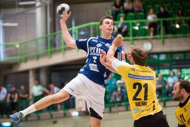 Maximilian Leon Bettin ( 2, Bergischer HC) beim Wurf gegen Till Riehn ( 21, HSC Coburg 2000) Bergischer HC vs. HSC Coburg 2000, Handball, 2. Handball Bundesliga, 02.06.18 Wuppertal NRW Deutschland Uni-Halle