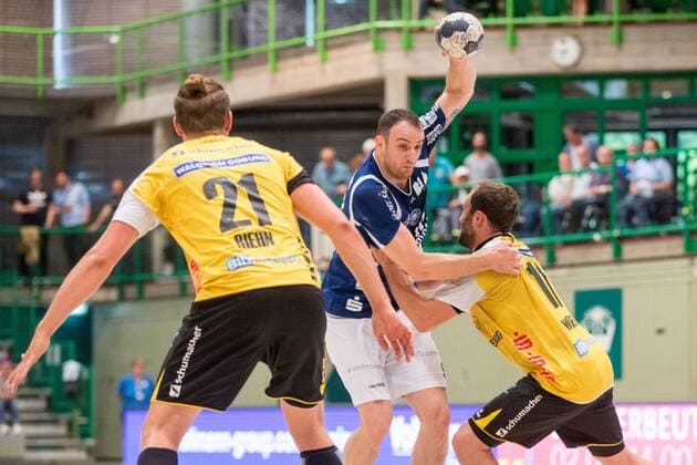 Bogdan Andrei Criciotoiu ( 90, Bergischer HC) im Angriff gegen Till Riehn ( 21, HSC Coburg 2000) und Sebastian Weber ( 11, HSC Coburg 2000) Bergischer HC vs. HSC Coburg 2000, Handball, 2. Handball Bundesliga, 02.06.18 Wuppertal NRW Deutschland Uni-Halle