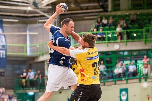 Bogdan Andrei Criciotoiu ( 90, Bergischer HC) beim Wurf gegen Till Riehn ( 21, HSC Coburg 2000) Bergischer HC vs. HSC Coburg 2000, Handball, 2. Handball Bundesliga, 02.06.18 Wuppertal NRW Deutschland Uni-Halle