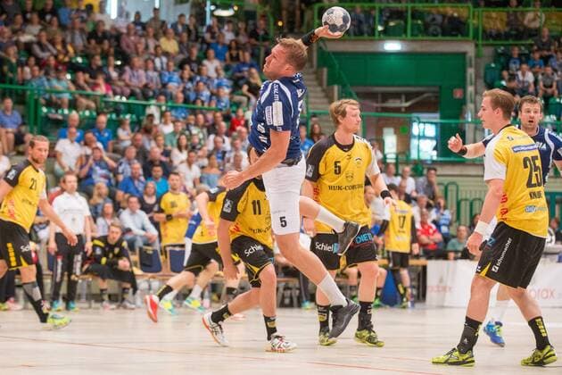 Max Darj ( 5, Bergischer HC) beim Wurf vor Markus Hagelin ( 5, HSC Coburg 2000) und Jakob Knauer ( 25, HSC Coburg 2000) Bergischer HC vs. HSC Coburg 2000, Handball, 2. Handball Bundesliga, 02.06.18 Wuppertal NRW Deutschland Uni-Halle