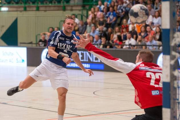 Max Darj ( 5, Bergischer HC) beim Wurf gegen Oliver Krechel ( 22, HSC Coburg 2000) Bergischer HC vs. HSC Coburg 2000, Handball, 2. Handball Bundesliga, 02.06.18 Wuppertal NRW Deutschland Uni-Halle
