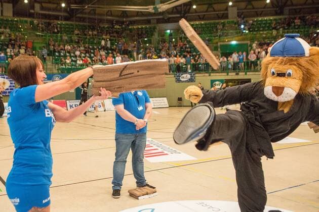 Bergi (Maskottchen, Bergischer HC) zertritt vor dem Spiel vier Schilder mit der Aufschrift nie, mehr, 2. und Liga Bergischer HC vs. HSC Coburg 2000, Handball, 2. Handball Bundesliga, 02.06.18 Wuppertal NRW Deutschland Uni-Halle