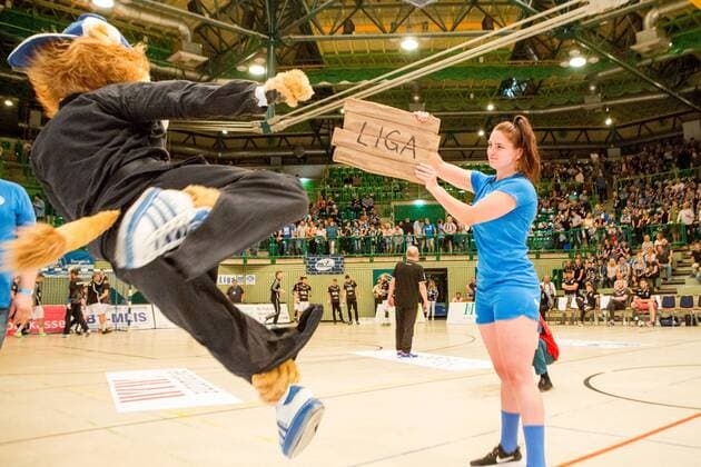 Bergi (Maskottchen, Bergischer HC) zertritt vor dem Spiel vier Schilder mit der Aufschrift nie, mehr, 2. und Liga Bergischer HC vs. HSC Coburg 2000, Handball, 2. Handball Bundesliga, 02.06.18 Wuppertal NRW Deutschland Uni-Halle