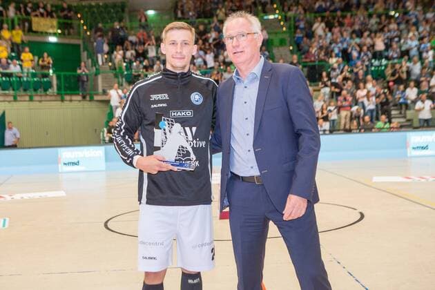 Linus Arnesson ( 24, Bergischer HC) wird von Uwe Schwenker (Präsident Handball Bundesliga, HBL) zum besten Spieler der 2. Handball Bundesliga ausgezeichnet Bergischer HC vs. HSC Coburg 2000, Handball, 2. Handball Bundesliga, 02.06.18 Wuppertal NRW Deutschland Uni-Halle