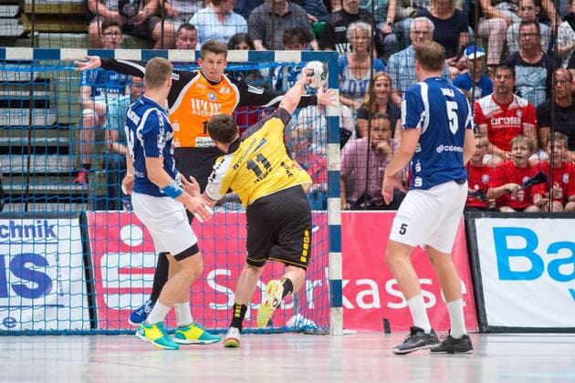 Sebastian Weber ( 11, HSC Coburg 2000) beim Tor-Wurf gegen Maciej Majdzinski ( 14, Bergischer HC), Christopher Rudeck ( 16, TW, Bergischer HC) und Max Darj ( 5, Bergischer HC) Bergischer HC vs. HSC Coburg 2000, Handball, 2. Handball Bundesliga, 02.06.18 Wuppertal NRW Deutschland Uni-Halle