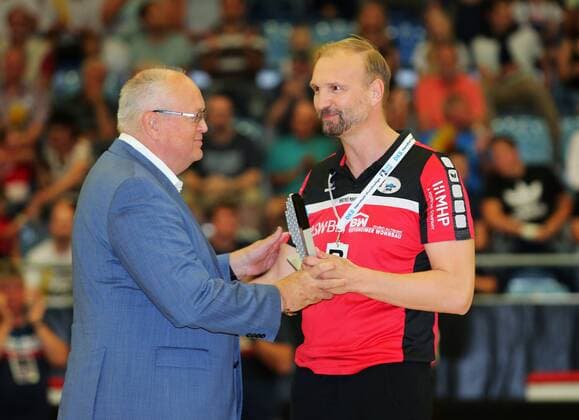 BAU 02.06.2018 Bietigheim Handball SG BBM Bietigheim vs. HBW Balingen-Weilstetten, v.l. Hans Artschwager (Präsident Handballverband Württemberg) ehrt Trainer Hartmut Mayerhoffer (BBM) als Trainer des Jahres