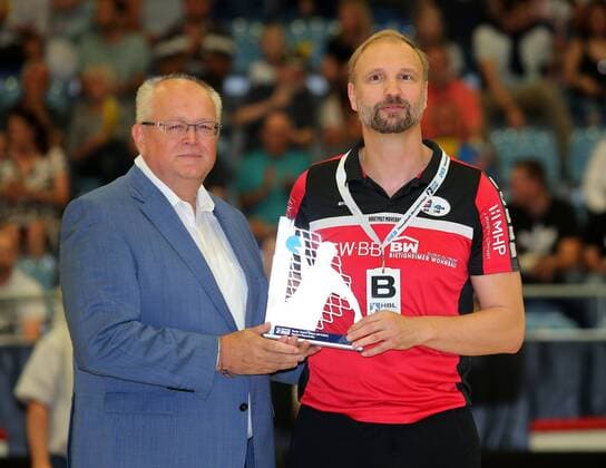 Themen der Woche - SPORT KW22 Bilder des Tages - SPORT BAU 02.06.2018 Bietigheim Handball SG BBM Bietigheim vs. HBW Balingen-Weilstetten, v.l. Hans Artschwager (Präsident Handballverband Württemberg) ehrt Trainer Hartmut Mayerhoffer (BBM) als Trainer des Jahres