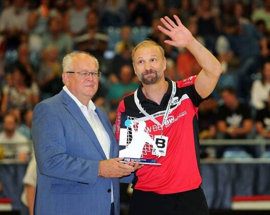BAU 02.06.2018 Bietigheim Handball SG BBM Bietigheim vs. HBW Balingen-Weilstetten, v.l. Hans Artschwager (Präsident Handballverband Württemberg) ehrt Trainer Hartmut Mayerhoffer (BBM) als Trainer des Jahres